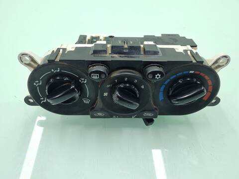 Foto 1ª: Mando Calefacción A. A. Mitsubishi L200 INFORM DOPPELKABINE 4WD 136CV 100KW [4D56] (2015)