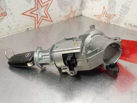 Foto 2ª: Cerradura Puerta Delantera Izquierda Opel Corsa 1.3 CDTI L08 L68) 75CV 55KW [A 13 DTC,Z 13 DTJ] (2009)