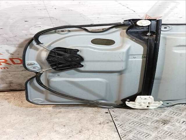 Foto 4ª: Elevalunas Manual Trasero Izquierdo Volkswagen Touran ADVANCE BLUEMOTION 105CV 77KW [CAY] (2011)