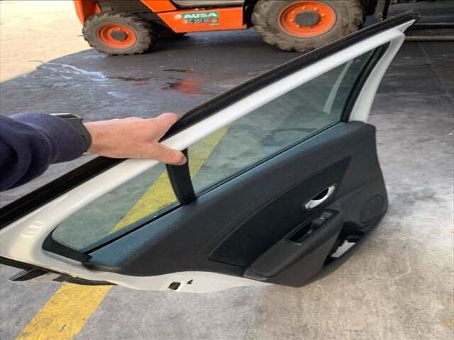 Foto 2ª: Puerta Trasera Izquierda Renault Megane 1.2 THP 115CV COUPE BERLINA 0CV III COUPE DZ) DESDE 11/2008 / BERLINA BZ D [H5F 400] (2015)