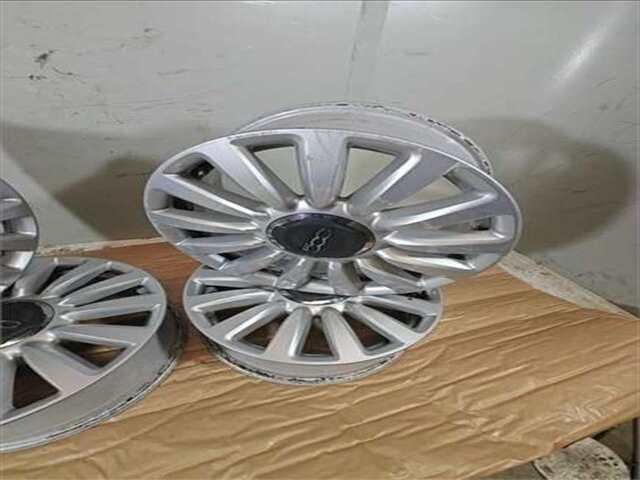 Foto 2ª: Juego LLantas Fiat 500 1.3 LOUNGE [1.3 LTR. - 70 KW 16V M-JET CAT]