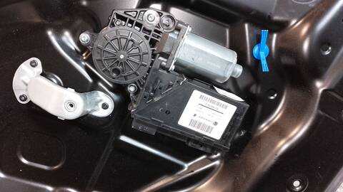 Foto 4ª: Elevalunas Manual Trasero Derecho Volkswagen Touareg TDI V6 224CV 165KW [BKS] (2006)