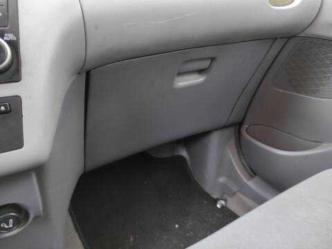 Guantera Nissan Almera YD22
