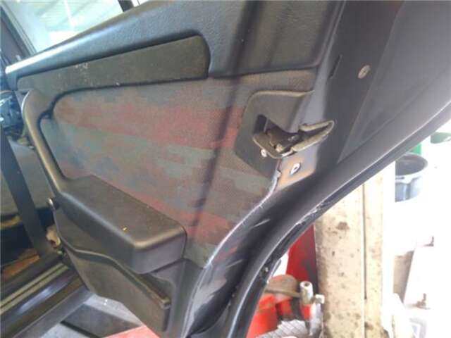 Foto 3ª: Puerta Trasera Derecha Mercedes Clase C 160 2.8 280 (202.028) [2.8 LTR. - 142 KW 24V CAT] [M 104.941]