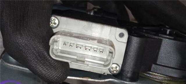 Foto 3ª: Elevalunas Eléctrico Delantero Izquierdo Dacia Sandero 1.0 ACCESS [1.0 LTR. - 54 KW 12V CAT] [B4DE411]