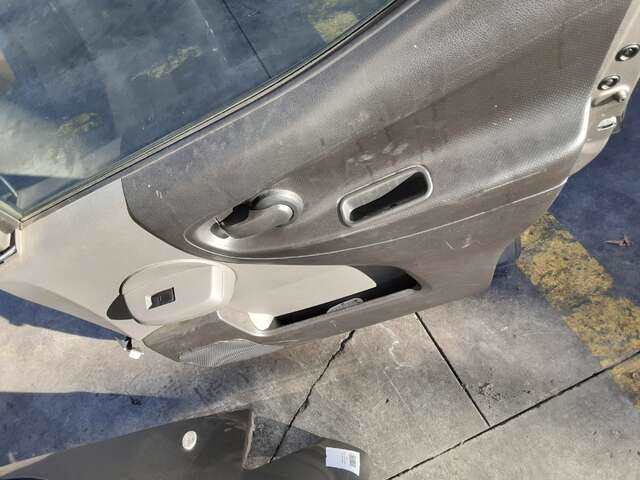 Foto 3ª: Puerta Delantera Derecha Nissan NV200 1.5 DCI 85-88-90CV [K9K] (2010)
