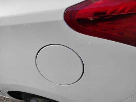 Foto 1ª: Tapa Exterior Combustible Toyota Auris 2ZRFXE (2016)