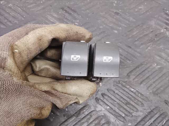 Botonera Elevalunas Renault Clio 0.1