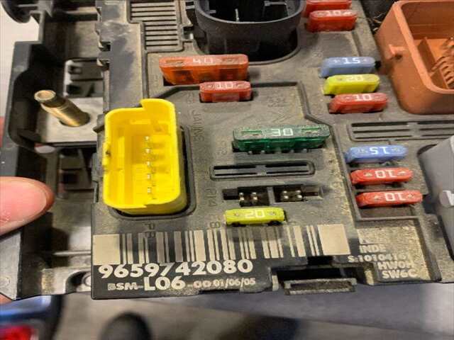 Foto 2ª: Caja Reles Fusibles Peugeot 307 1.6 16V110CV [NFU] (2006)