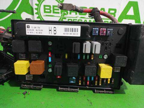 Foto 3ª: Caja Reles Fusibles Opel Zafira COSMO 120CV 88KW [Z19DT] (2007)