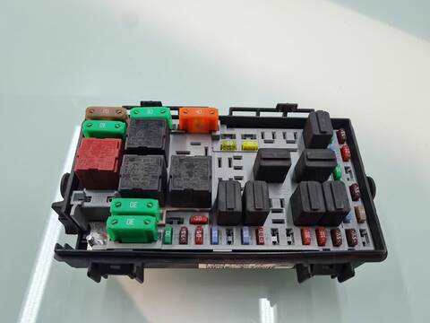 Foto 1ª: Caja Reles Fusibles Opel Corsa 1.2 16V CAT Z 12 XEP - LB4) 80CV 59KW [Z12XEP] (2006)