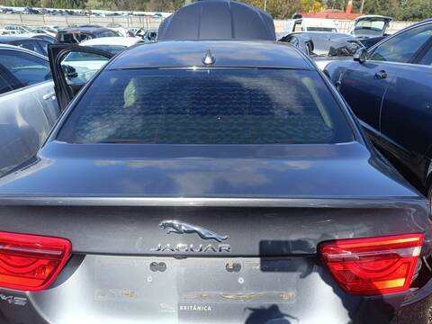 Portón Jaguar XE PRESTIGE 179CV 132KW