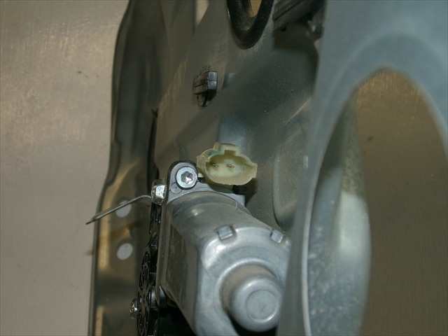 Foto 4ª: Elevalunas Eléctrico Delantero Izquierdo Kia Carens 2.0 CRDI 2006-2013 [D4EA] (2009)