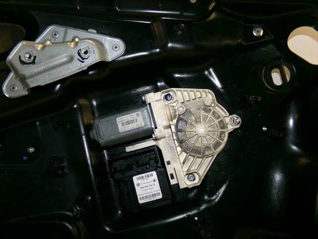 Foto 2ª: Elevalunas Eléctrico Delantero Izquierdo Volkswagen Passat 2.0 TDI RANCHERA, 2005-2011 [BKP] (2006)