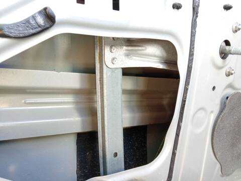 Foto 2ª: Elevalunas Manual Trasero Izquierdo Dacia Sandero TCE 90 B8M1 B8MA) 90CV 66KW [H4B 400,H4B 412,H4B 411,H4B 410,H4B 408] (2015)