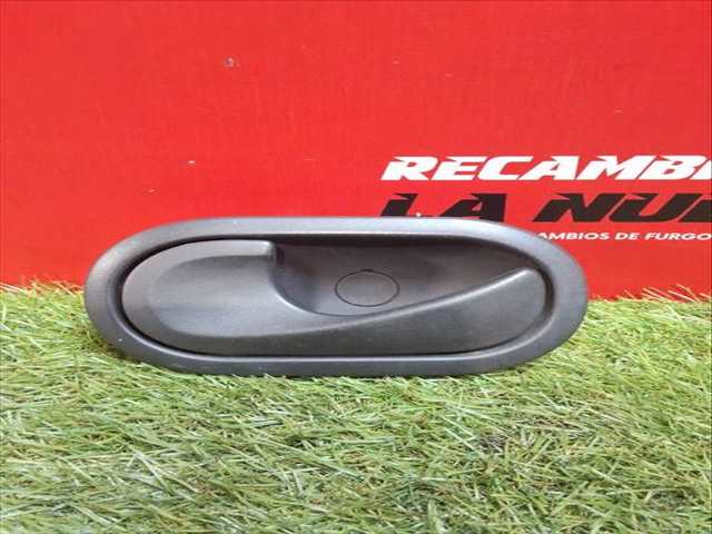 Foto 1ª: Maneta Interior Delantera Izquierda Renault Master 2.3 DCI 125 FWD FV0C FV0D FV0G FV0H FV0J FV0K) 125CV 92KW FURGONETA [M9T 670,M9T 672,M9T 676,M9T 678,M9T 680,M9T 870,M9] (2013)