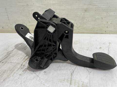 Foto 3ª: Pedal Embrague Opel Corsa EDITION 101CV 74KW [F 12 XHL] (2019)