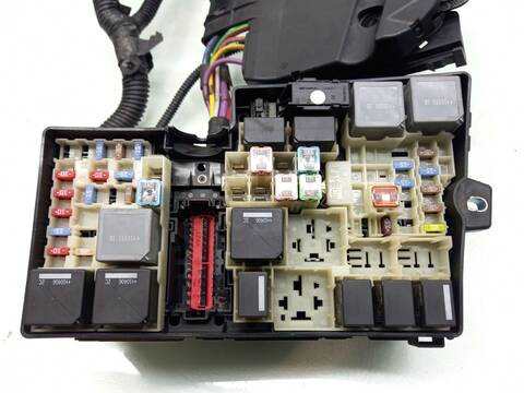 Foto 3ª: Caja Reles Fusibles Ford C Max 1.6 TDCI 109CV 80KW DM2) [G8DA,G8DB,G8DD] (2010)