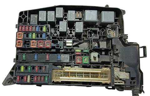 Caja Reles Fusibles Toyota Avensis 2.0