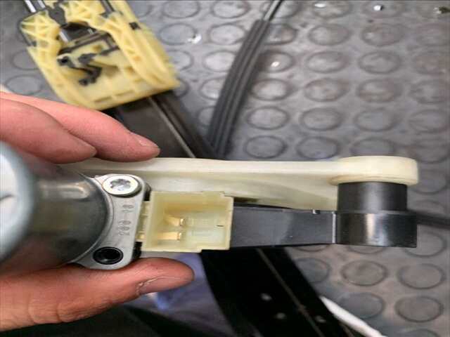 Foto 3ª: Elevalunas Eléctrico Delantero Izquierdo Volkswagen T-Roc 1.5 TSI 150CV/110KW [DAD] (2018)