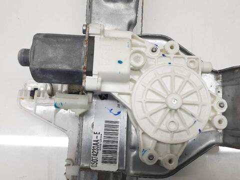 Foto 3ª: Elevalunas Manual Trasero Izquierdo Dodge Caliber 2.0 16V CRD CAT 140CV 103KW [BSY] (2007)