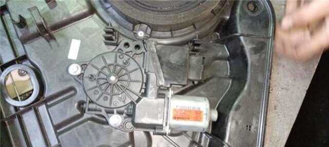 Foto 3ª: Elevalunas Eléctrico Trasero Derecho Kia Ceed 1.4 CONCEPT [1.4 LTR. - 66 KW CRDI CAT] (JD)(2012) [D4FC]
