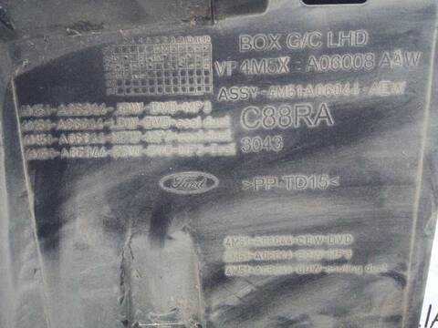 Foto 4ª: Guantera Ford Focus SPORT BERLINA 116CV 85KW [HXDA] (2007)