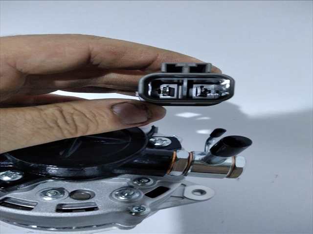 Foto 1ª: Alternador Nissan Patrol 3.3 D ALTERNADOR 24V [SD33] (1989)