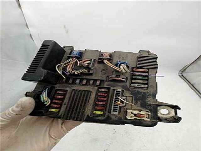 Foto 3ª: Caja Reles Fusibles Renault Megane 1.5 CONFORT EXPRESSION [1.5 LTR. - 74 KW DCI DIESEL] II BERLINA 5P (10.2002-_) [K9K-728]