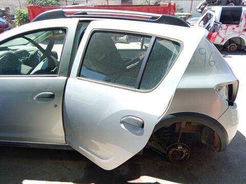 Foto 3ª: Puerta Trasera Izquierda Dacia Sandero TCE 90 B8M1 B8MA) 90CV 66KW [H4B 400,H4B 412,H4B 411,H4B 410,H4B 408] (2015)