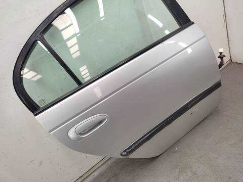 Foto 3ª: Puerta Trasera Derecha Toyota Avensis 1.6 AT220_) 110CV 81KW [4AFE] (1999)