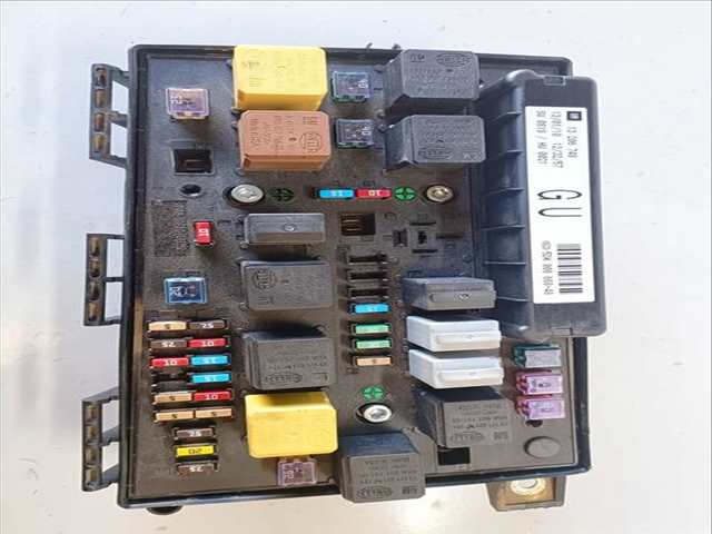 Foto 3ª: Caja Reles Fusibles Opel Astra 111 YEARS 110CV (2006)