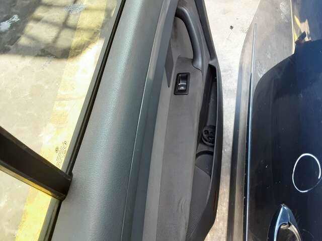 Foto 3ª: Puerta Trasera Izquierda Volkswagen Touran 1.6 TDI 105CV 0CV [CAYC] (2011)
