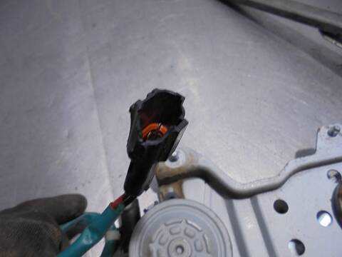 Foto 3ª: Elevalunas Manual Trasero Izquierdo Kia Carens 1.8 CAT 110CV 81KW [TB] (2002)