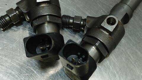 Foto 3ª: Inyectores Volkswagen Golf ADVANCE 105CV 77KW [CAYC] (2010)