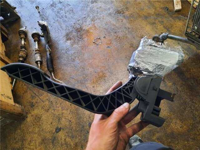 Pedal Acelerador Iveco Daily 35S14 C. 35S14 C/P. 35S14 V. 35S14 V/P. 35C14 V. 35C14 V/P
