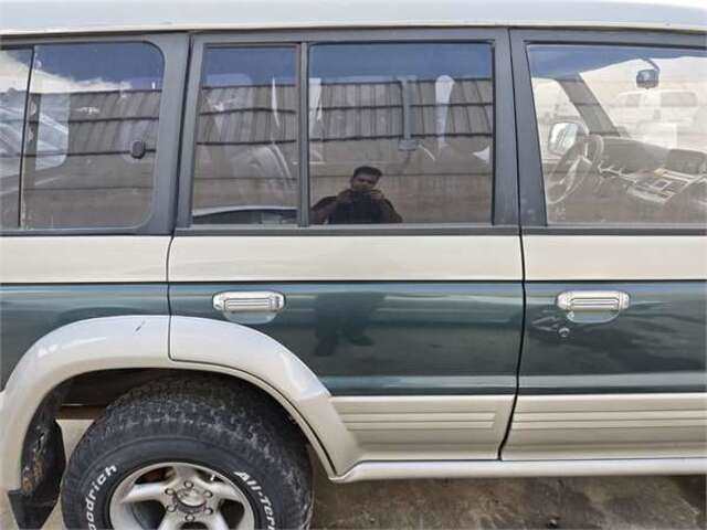 Puerta Trasera Derecha Mitsubishi Montero SIN PAPELES