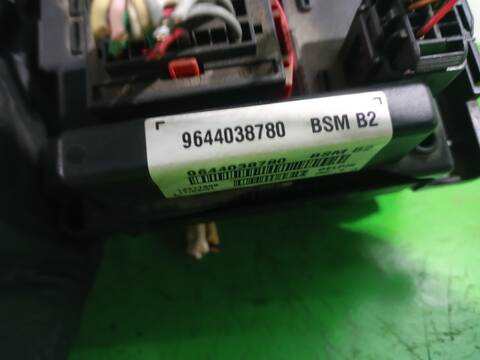 Foto 2ª: Caja Reles Fusibles Peugeot 307 XN 109CV 80KW [NFUTU5JP4] (2001)