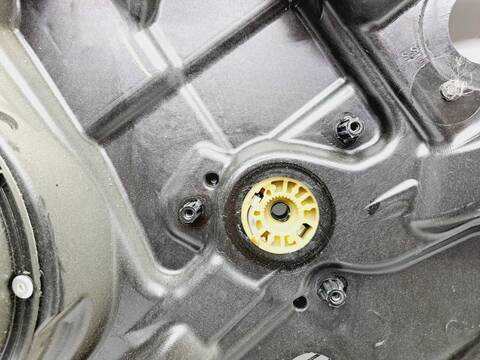 Foto 4ª: Elevalunas Manual Trasero Derecho Volkswagen Tiguan ADVANCE BLUEMOTION 110CV 81KW [CFF] (2012)