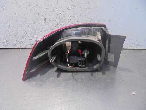 Foto 3ª: Piloto Trasero Derecho Renault Laguna AUTHENTIQUE 120CV 88KW [F9Q C7] (2003)