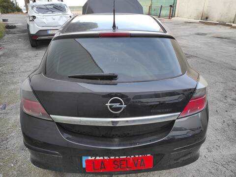 Foto 2ª: Portón Opel Astra A17DTJ (2009)