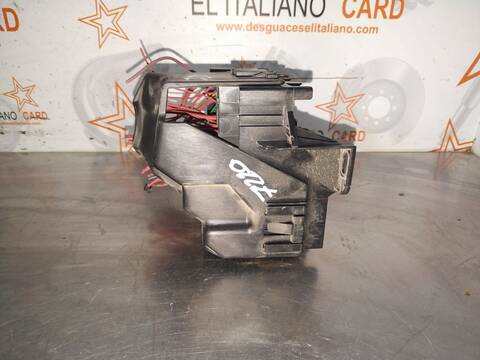 Foto 4ª: Caja Reles Fusibles Renault Laguna EMOTION PLUS COUPE 150CV 110KW [M9RA8] (2010)