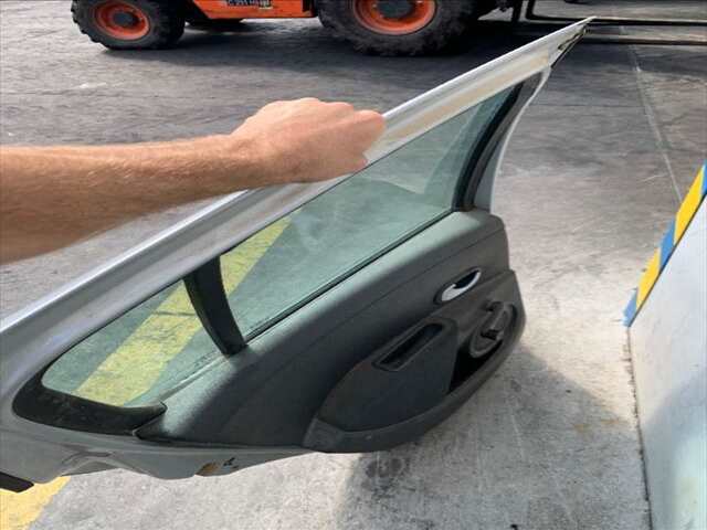Foto 2ª: Puerta Trasera Izquierda Renault Clio 1.5 DCI 86CV 0CV [K9K 766] (2009)
