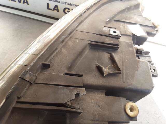 Foto 3ª: Faro Derecho Volkswagen Transporter 2.5 TDI 174CV 0CV FURGON [AXE] (2004)