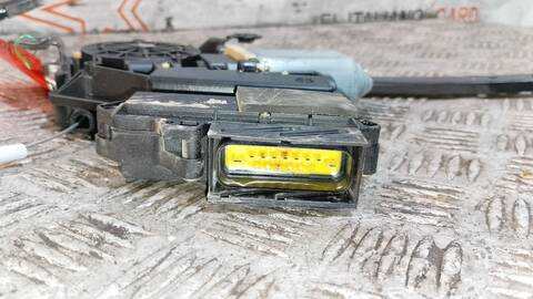 Foto 3ª: Elevalunas Manual Trasero Izquierdo Ford Galaxy AMBIENTE 116CV 85KW [AUY] (2003)