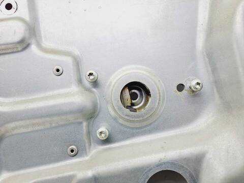 Foto 2ª: Elevalunas Manual Trasero Izquierdo Ford Focus AMBIENTE D) BERLINA 109CV 80KW [G8DA] (2005)