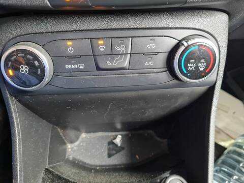 Foto 4ª: Mando Calefacción A. A. Ford Fiesta ACTIVE 101CV 74KW [SFJK] (2018)