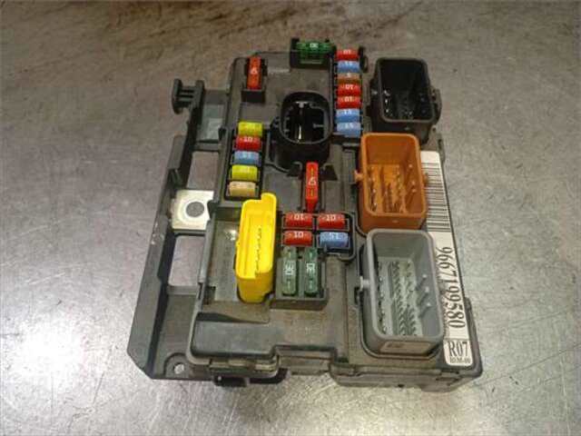 Foto 3ª: Caja Reles Fusibles Citroen C3 1.4 ATTRACTION [1.4 LTR. - 70 KW 16V]