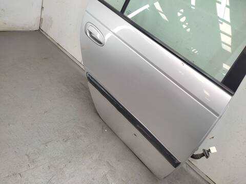 Foto 2ª: Puerta Trasera Derecha Toyota Avensis 1.6 AT220_) 110CV 81KW [4AFE] (1999)