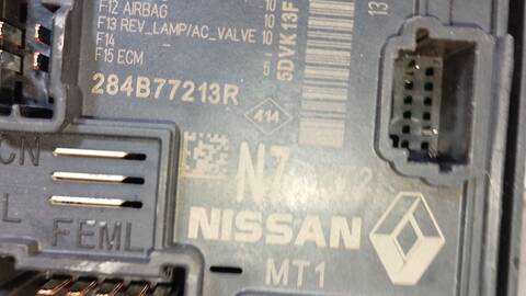 Foto 3ª: Caja Reles Fusibles Renault Captur TECHNO 140CV 103KW [H5H 490] (2022)